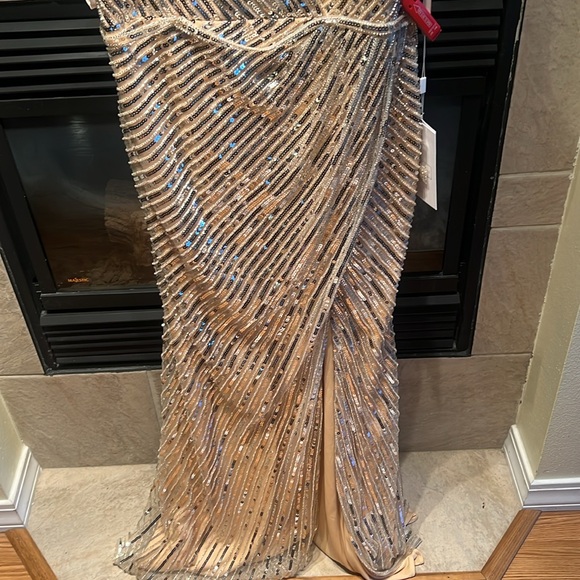 Gorgeous Mac Duggal gown - Picture 6 of 9